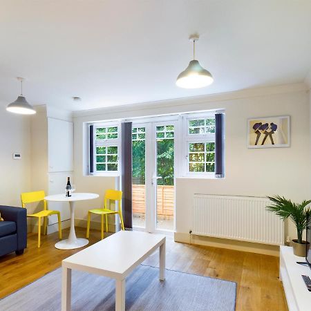 Redhill Town Centre Apartment By Livingo Redhill (Surrey) Exterior foto